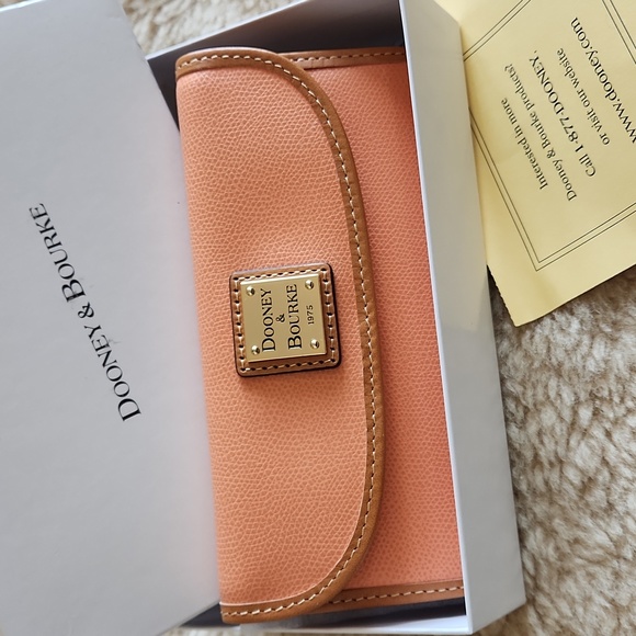 NWT IOB Dooney & Bourke Peach Leather Tri-Fold Flap Long Wallet 🧡🍑 - Picture 2 of 16